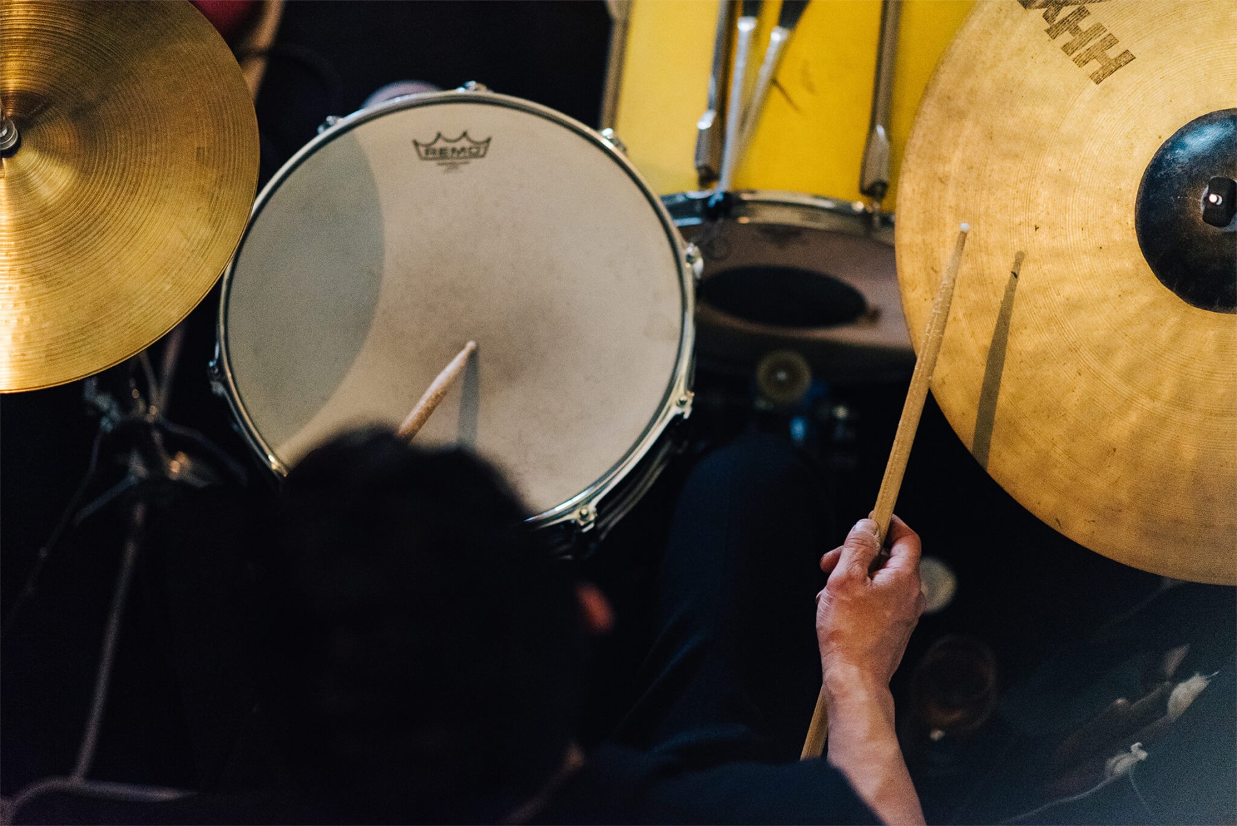 ドラムを演奏する手元の画像